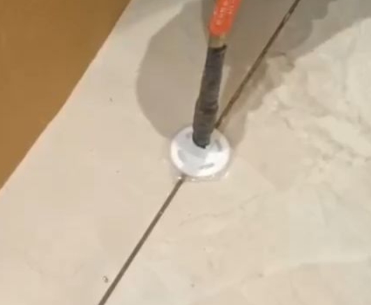 华安瓷砖空鼓维修公司专业解答瓷砖在铺贴过程中，如果没有涂抹均匀到位的粘结材料（如水泥砂浆或瓷砖胶），可能会导致以下问题