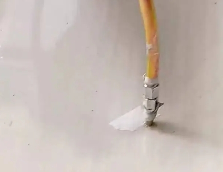 华安瓷砖空鼓维修公司专业解答在瓷砖铺贴过程中，如果使用的砂料过粗（如全部使用了粗砂），可能会导致以下问题